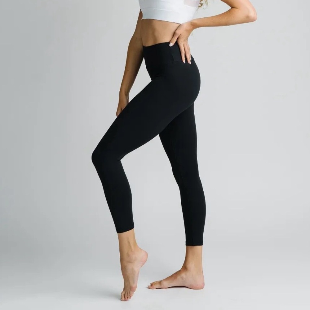 ZYIA Black Pocket Light n’ Tight Hi-Rise 7/8 Leggings 24"